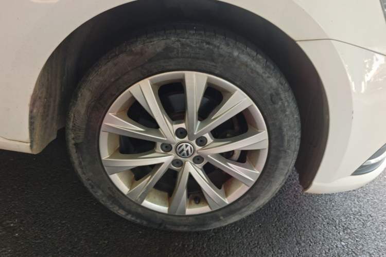 Used Volkswagen Lavida 2017 1.6L Automatic Comfort Edition Right Front Wheel Hub