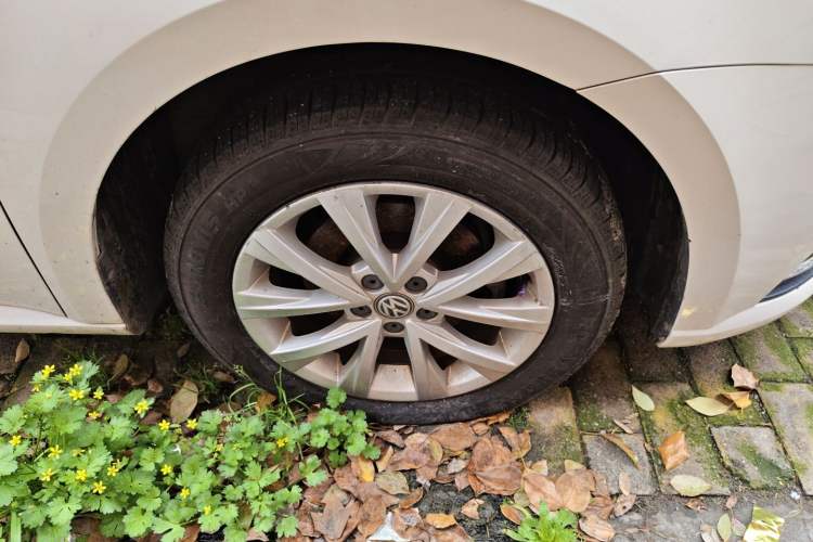 Used Volkswagen Lavida 2017 1.6L Manual Comfort Edition Right Front Wheel Hub