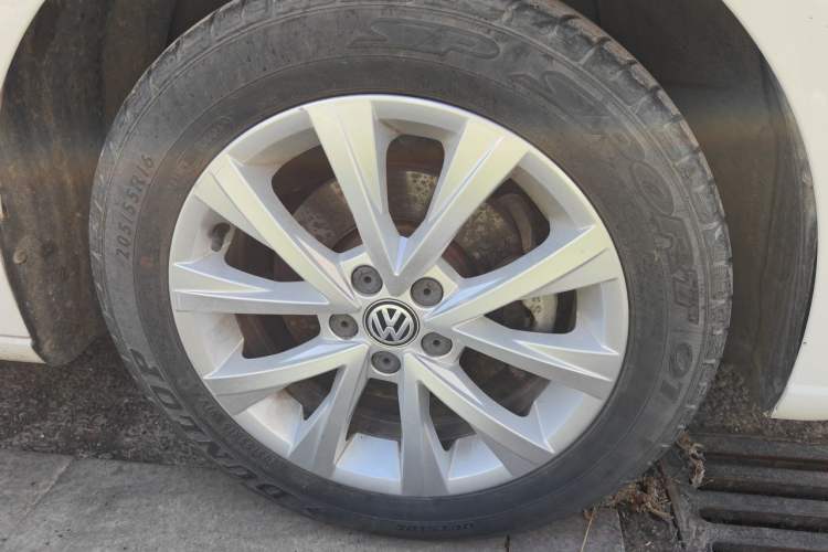 Used Volkswagen Lavida 2017 1.6L Automatic Comfort Edition Right Front Wheel Hub