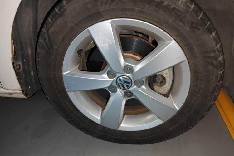 Used Volkswagen Lavida 2017 1.6L Automatic Comfort Edition Right Front Wheel Hub
