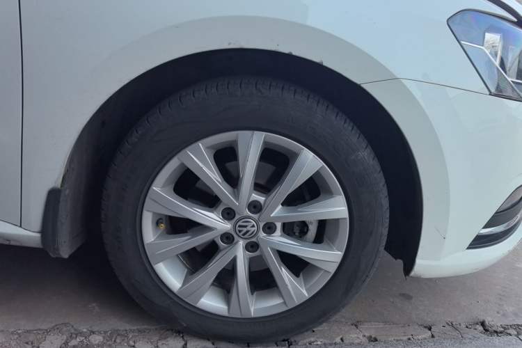 Used Volkswagen Lavida 2017 1.6L Automatic Comfort Edition Right Front Wheel Hub