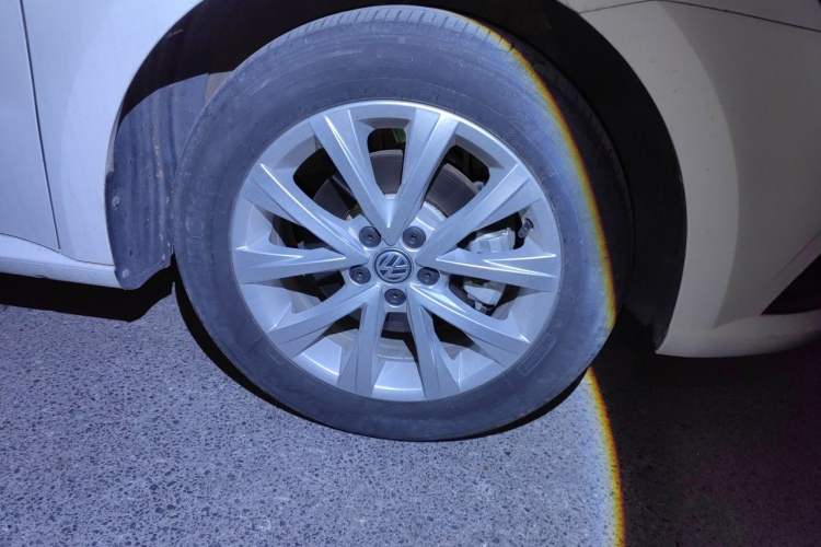 Used Volkswagen Lavida 2017 1.6L Automatic Comfort Edition Right Front Wheel Hub