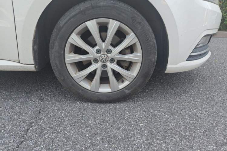 Used Volkswagen Lavida 2017 1.6L Automatic Comfort Edition Right Front Wheel Hub