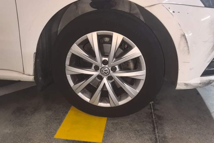 Used Volkswagen Lavida 2017 230TSI DSG Comfort Edition Right Front Wheel Hub