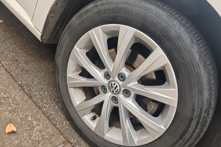 Used Volkswagen Lavida 2017 1.6L Automatic Comfort Edition Right Front Wheel Hub