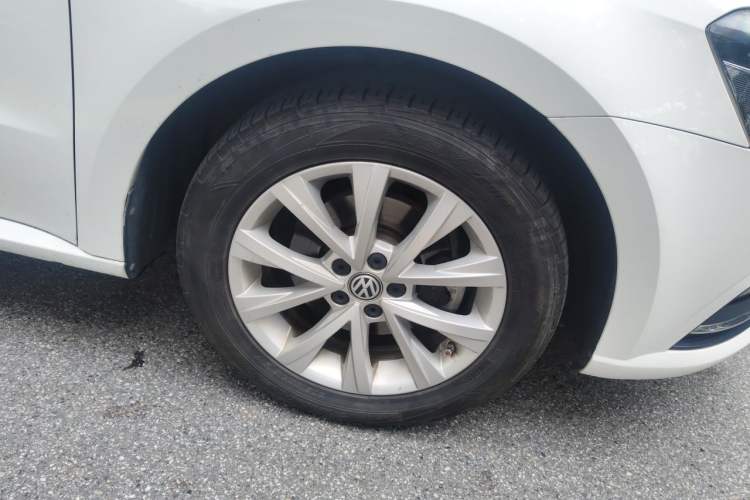Used Volkswagen Lavida 2017 1.6L Automatic Comfort Edition Right Front Wheel Hub