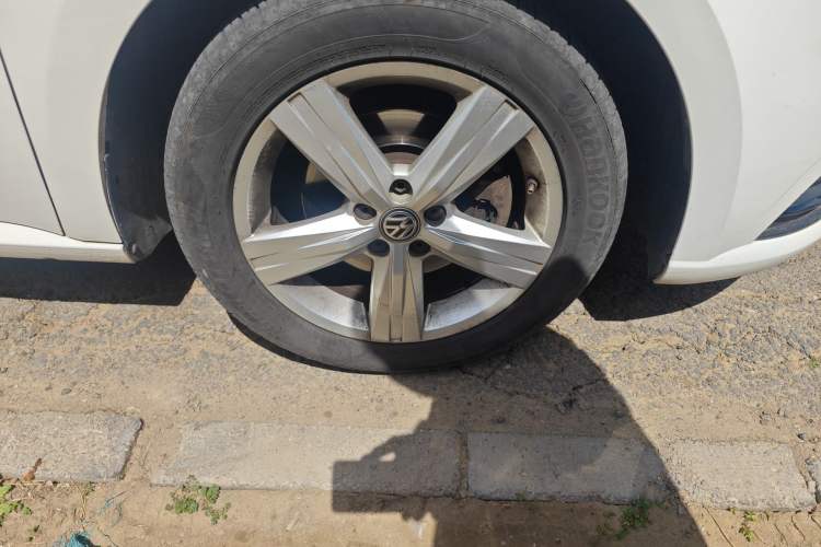 Used Volkswagen Lavida 2017 1.6L Automatic Fashion Edition Right Front Wheel Hub