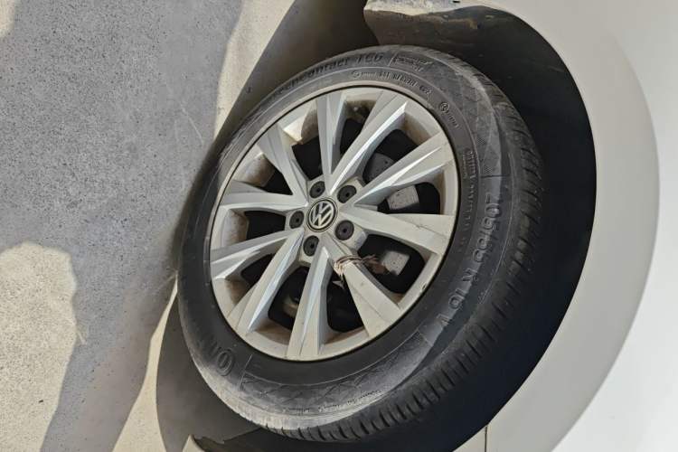 Used Volkswagen Lavida 2017 1.6L Automatic Comfort Edition Right Front Wheel Hub