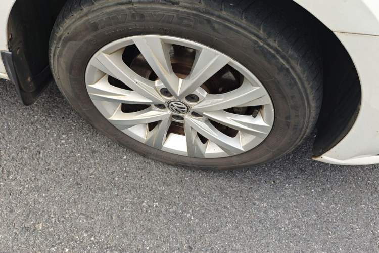 Used Volkswagen Lavida 2017 1.6L Automatic Comfort Edition Right Front Wheel Hub