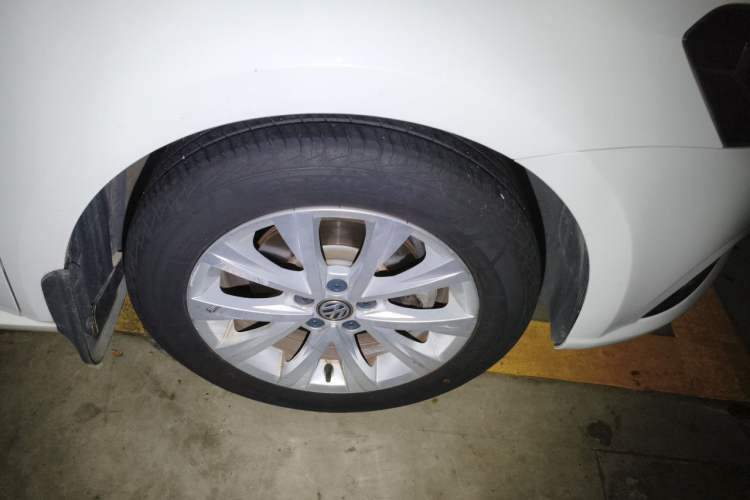 Used Volkswagen Lavida 2017 1.6L Automatic Comfort Edition Right Front Wheel Hub