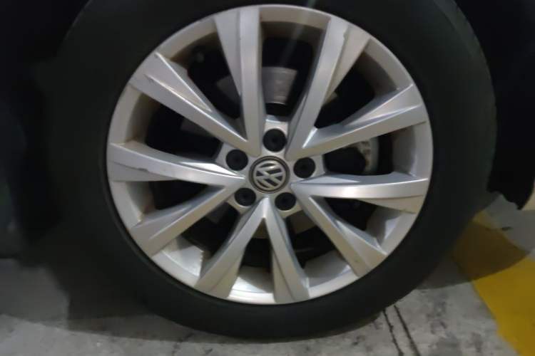 Used Volkswagen Lavida 2017 1.6L Automatic Comfort Edition Right Front Wheel Hub