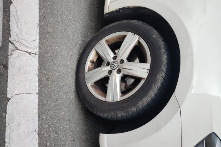 Used Volkswagen Lavida 2017 1.6L Automatic Fashion Edition Right Front Wheel Hub