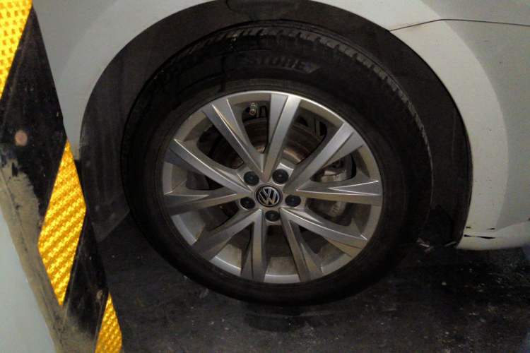 Used Volkswagen Lavida 2017 1.6L Automatic Comfort Edition Right Front Wheel Hub