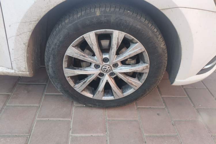 Used Volkswagen Lavida 2017 1.6L Automatic Comfort Edition Right Front Wheel Hub