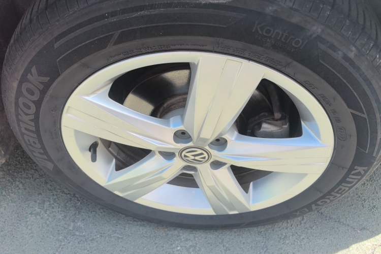 Used Volkswagen Lavida 2017 1.6L Manual Fashion Edition Right Front Wheel Hub