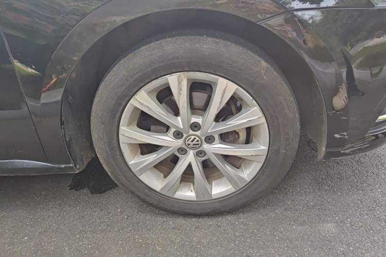 Used Volkswagen Lavida 2017 1.6L Automatic Comfort Edition Right Front Wheel Hub