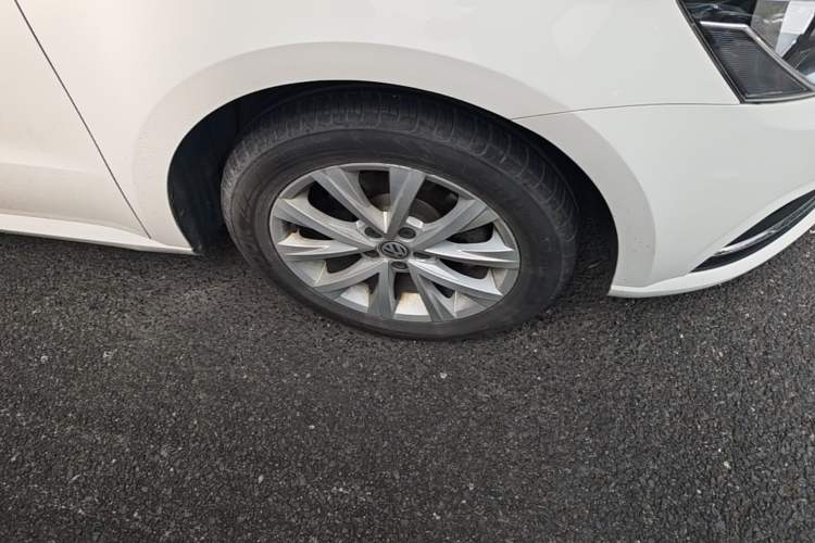 Used Volkswagen Lavida 2017 1.6L Automatic Comfort Edition Right Front Wheel Hub
