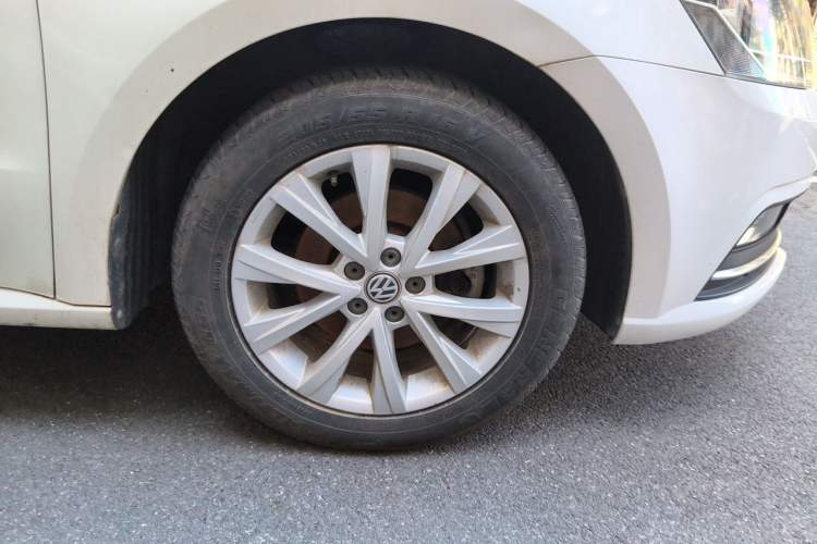 Used Volkswagen Lavida 2017 1.6L Automatic Comfort Edition Right Front Wheel Hub