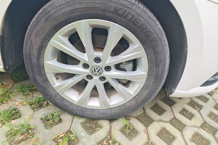 Used Volkswagen Lavida 2017 1.6L Automatic Comfort Edition Right Front Wheel Hub