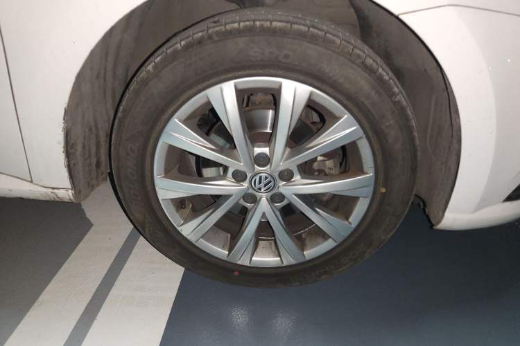 Used Volkswagen Lavida 2017 1.6L Automatic Comfort Edition Right Front Wheel Hub
