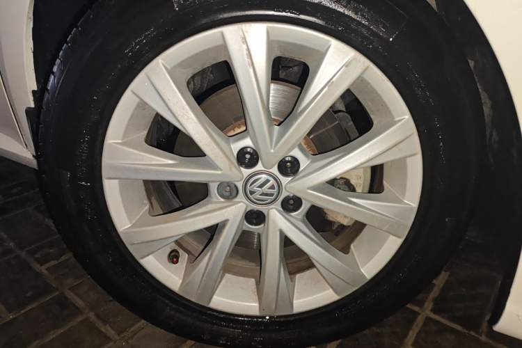 Used Volkswagen Lavida 2017 1.6L Automatic Comfort Edition Right Front Wheel Hub