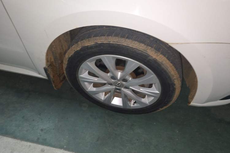 Used Volkswagen Lavida 2017 1.6L Automatic Comfort Edition Right Front Wheel Hub