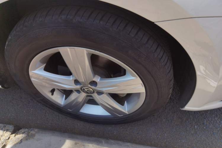 Used Volkswagen Lavida 2017 1.6L Automatic Fashion Edition Right Front Wheel Hub