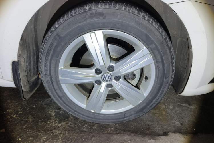 Used Volkswagen Lavida 2017 1.6L Automatic Fashion Edition Right Front Wheel Hub