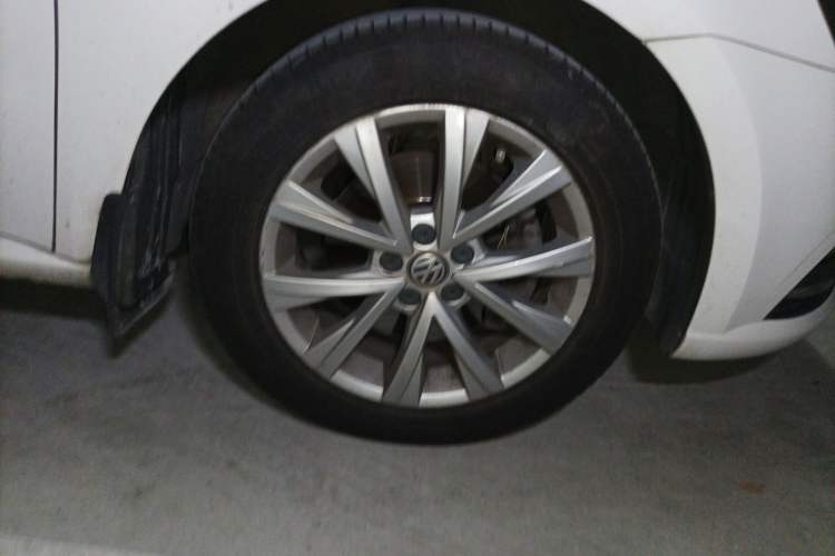 Used Volkswagen Lavida 2017 230TSI DSG Comfort Edition Right Front Wheel Hub