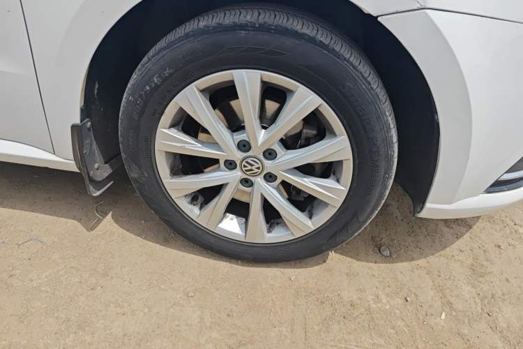 Used Volkswagen Lavida 2017 230TSI DSG Comfort Edition Right Front Wheel Hub