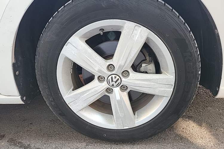 Used Volkswagen Lavida 2017 1.6L Automatic Fashion Edition Right Front Wheel Hub