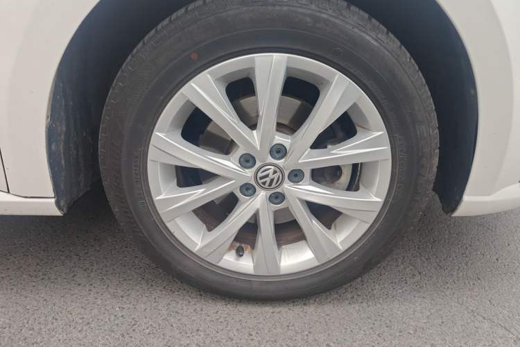 Used Volkswagen Lavida 2017 1.6L Automatic Comfort Edition Right Front Wheel Hub