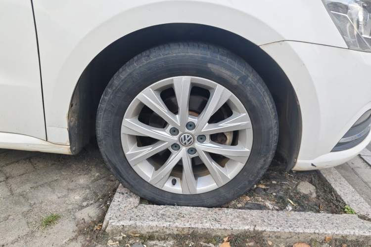 Used Volkswagen Lavida 2017 1.6L Automatic Comfort Edition Right Front Wheel Hub