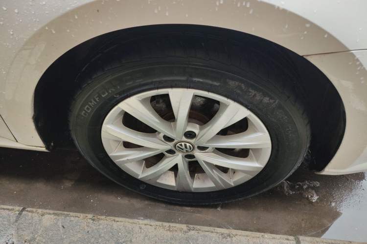 Used Volkswagen Lavida 2017 1.6L Automatic Comfort Edition Right Front Wheel Hub