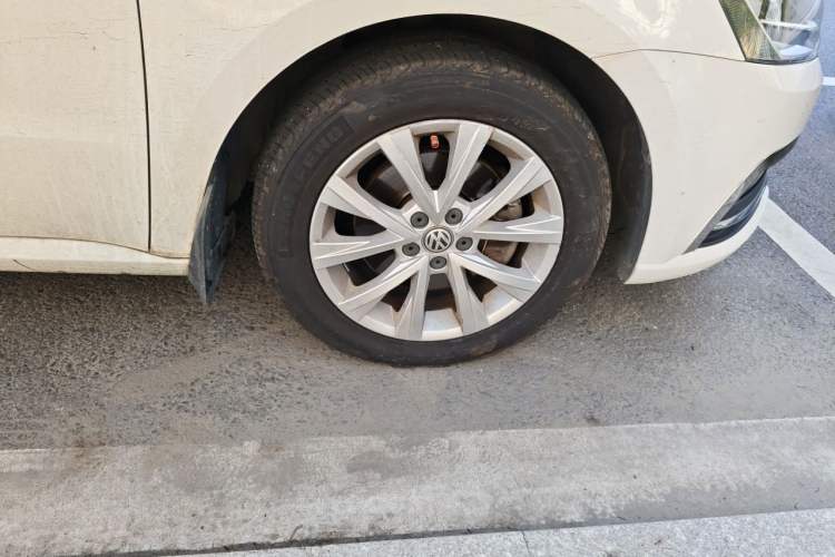 Used Volkswagen Lavida 2017 230TSI DSG Comfort Edition Right Front Wheel Hub