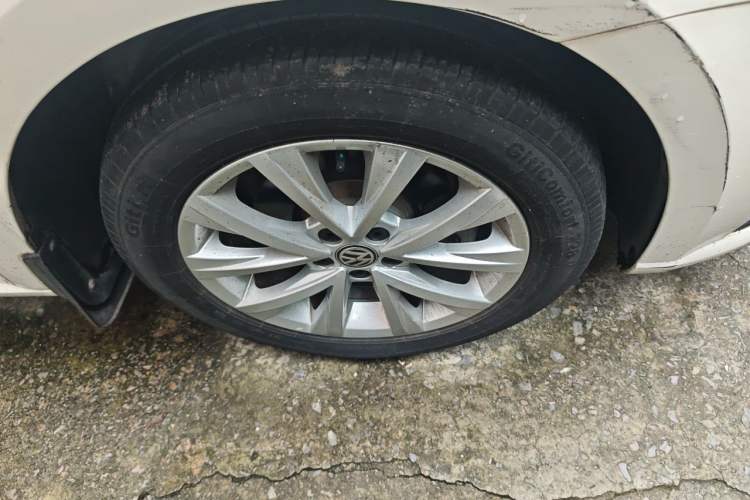 Used Volkswagen Lavida 2017 1.6L Automatic Comfort Edition Right Front Wheel Hub
