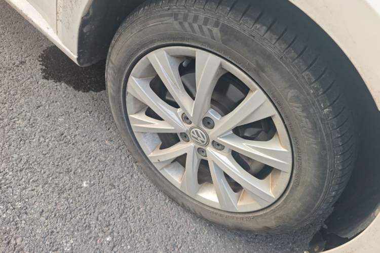 Used Volkswagen Lavida 2017 230TSI DSG Comfort Edition Right Front Wheel Hub