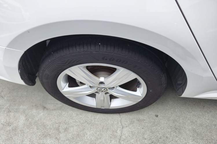 Used Volkswagen Lavida 2017 1.6L Automatic Fashion Edition Right Rear Wheel Hub