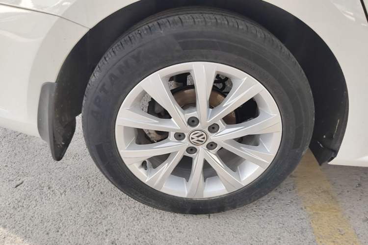 Used Volkswagen Lavida 2017 1.6L Automatic Comfort Edition Right Rear Wheel Hub
