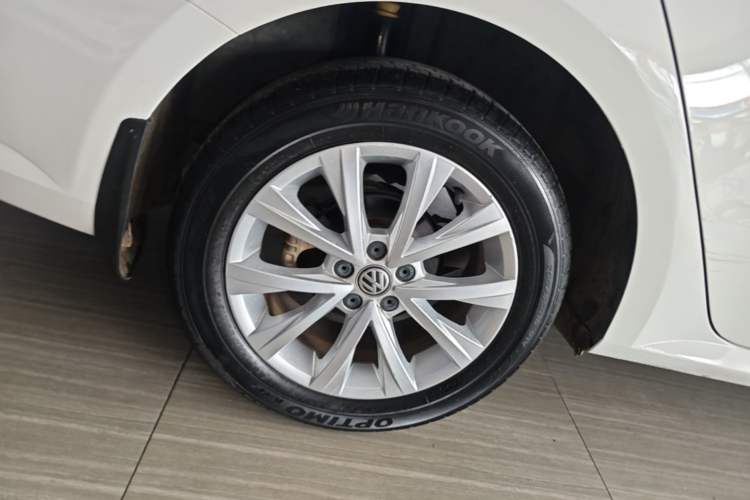 Used Volkswagen Lavida 2017 1.6L Automatic Comfort Edition Right Rear Wheel Hub