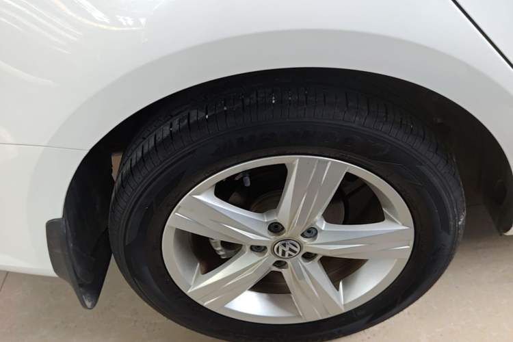 Used Volkswagen Lavida 2017 1.6L Automatic Fashion Edition Right Rear Wheel Hub
