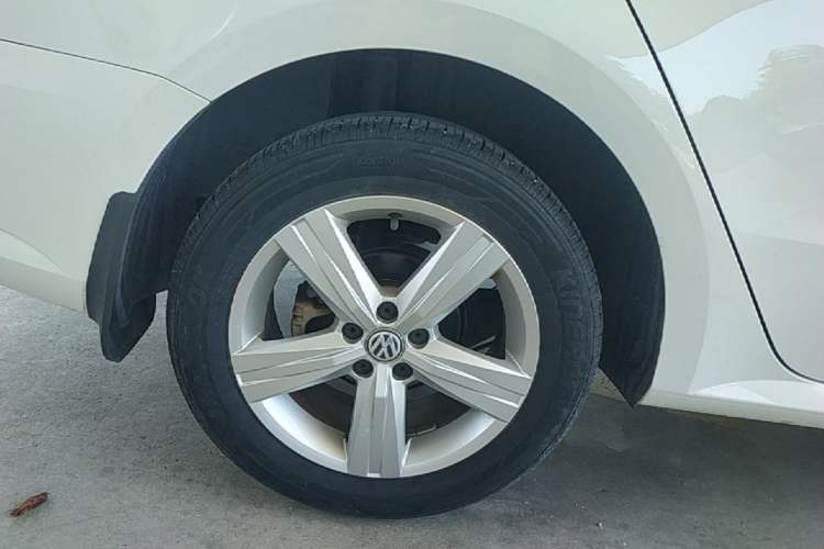 Used Volkswagen Lavida 2017 1.6L Automatic Fashion Edition Right Rear Wheel Hub