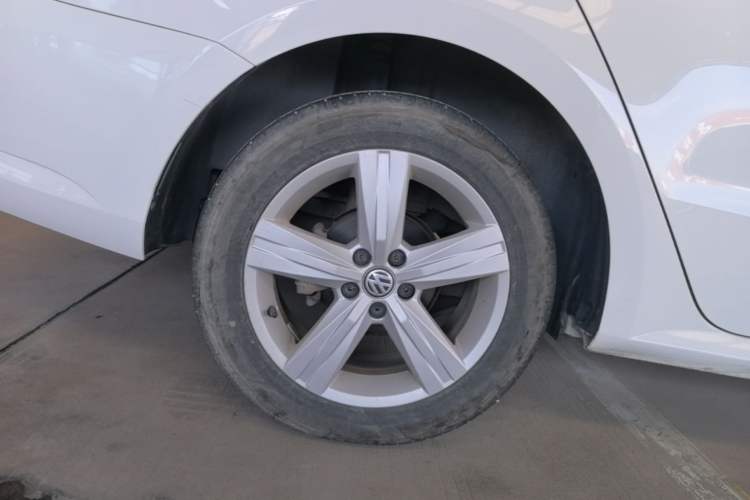 Used Volkswagen Lavida 2017 1.6L Automatic Fashion Edition Right Rear Wheel Hub