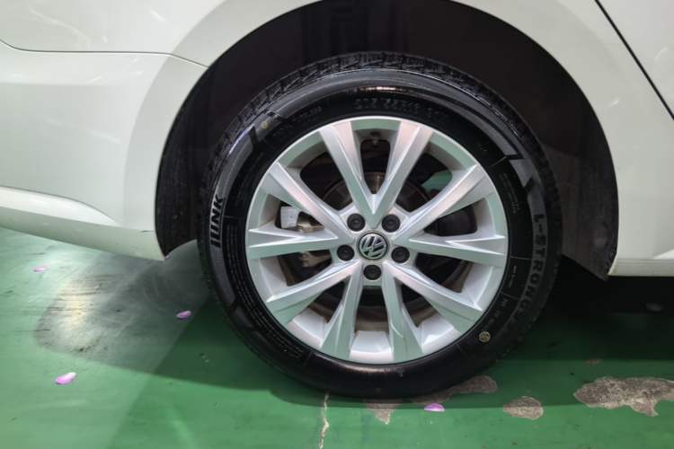 Used Volkswagen Lavida 2017 1.6L Automatic Comfort Edition Right Rear Wheel Hub