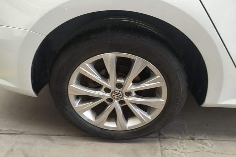 Used Volkswagen Lavida 2017 1.6L Automatic Comfort Edition Right Rear Wheel Hub