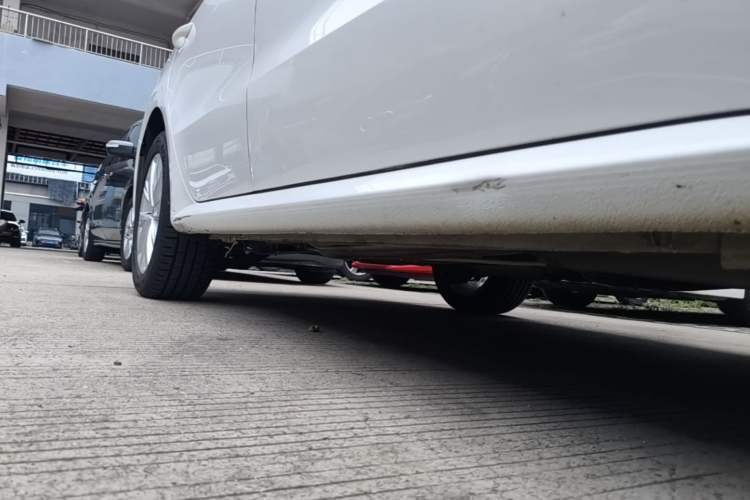 Used Volkswagen Lavida 2017 1.6L Automatic Comfort Edition Right Side Sill