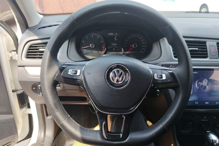 Used Volkswagen Lavida 2017 1.6L Automatic Fashion Edition Steering Wheel