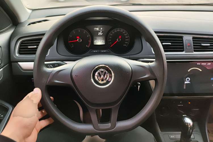 Used Volkswagen Lavida 2017 1.6L Automatic Fashion Edition Steering Wheel
