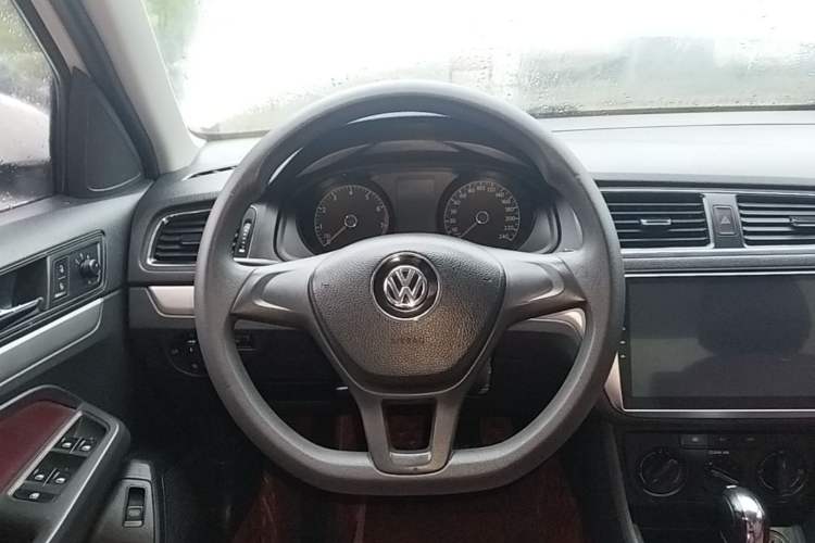 Used Volkswagen Lavida 2017 1.6L Automatic Fashion Edition Steering Wheel
