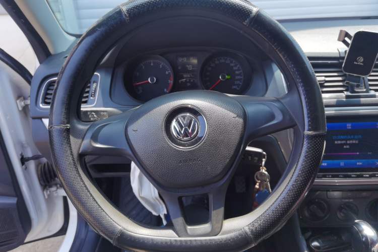 Used Volkswagen Lavida 2017 1.6L Automatic Fashion Edition Steering Wheel